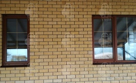 Установка цветных пластиковых окон в коттедже с раскладкой в Чехове